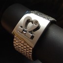 Large bracelet en strass couleur cristal, fermeture coeur m&eacute;tal et strass