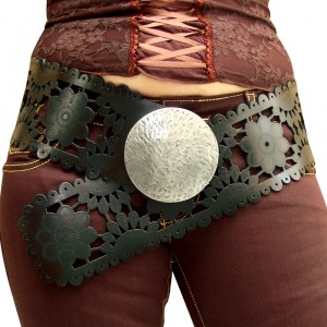 Large ceinture en cuir noir, boucle métal martelé, arabesque floral 