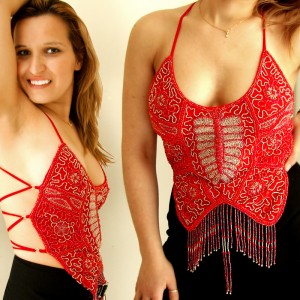 Top hyper sexy rouge à broderies de perles, décolleté plongeant et dos nu à lacets