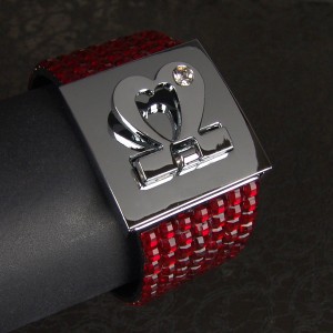 Large bracelet en strass carrés rouge, fermeture coeur métal et strass