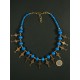 Collier en billes d'os et pendentifs en laiton turquoise