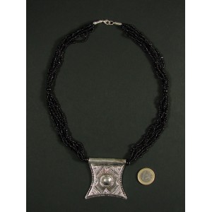 Collier ethnique oriental perles noir et métal