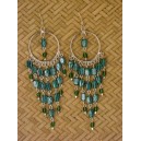 Boucles d'oreilles faites de billes de verre et sitaras montées sur structure en métal.