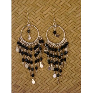 Boucles d'oreilles pendantes en billes de verre noires et sitaras