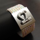 Large bracelet en strass couleur blanc irris&eacute;, fermeture coeur m&eacute;tal et strass