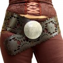Large ceinture en cuir marron fonc&eacute;, boucle m&eacute;tal martel&eacute;, arabesque floral 