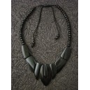 Collier en pi&egrave;ces d'os mont&eacute;es sur lien en coton.